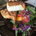 なたね - 自家製食パンは厚切り。サラダも沢山の野菜が入り、彩り豊か