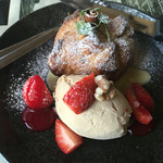 なたね - 紅玉リンゴの温かいアップルパイ。アイスは色々選べる中から紅茶のアイス