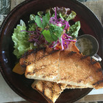 なたね - 自家製食パンのバタートースト。サラダ。無塩バター、ハチミツ、オリーブオイル、塩、胡椒付き。400円かよ