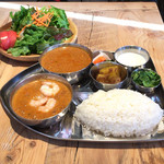 NAAK CAFE  - 北インドのチキンカレーとエビのクリームカレープレート 1180円(税込)