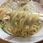 らーめん弥七 - 醤油らーめん(730円)麺リフト