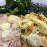 中華そば べんてん - 針ショウガ、辛味の上から熱した油をジュッ