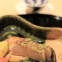 乃木坂 しん - 　鯛のこぶ〆をわらで炙ったもの（おみせより）