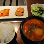 炭火焼肉・韓国料理 ハンアリ - スンドゥブチゲ辛口ランチ(880円)