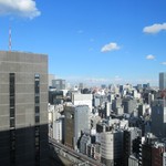 ラウンジ21 - アプローチからは真っ青な冬の東京の空が見えた。気持ちが良い。