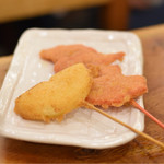 大阪新世界 山ちゃん - ◉玉ねぎ
            ◉紅生姜
            紅生姜を串カツにしようと思いついた、おそらくは大阪の方。串カツ屋さんなら必ずありますね。そして僕はいっつも頼みます。