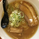 麺屋 やまひで - チャーシューも極太メンマも好みなんですが､鶏白湯としては、、、