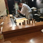 佳肴岡もと - オープンスタイルのカウンター席
      ご主人の手さばきが見られます(^ ^)