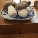 佳肴岡もと - このしめじ！立派なしめじですね(^o^)