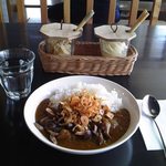 カレー屋 香助 - [料理] パリパリ ＆ きのこカレー･お冷や･ピクルス２種