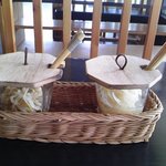 カレー屋 香助 - [料理]ピクルスの容器 (左) もやし & (右) 玉葱