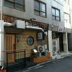 よしよし - 右側が喫茶よしよし、左側が洋風酒房まるおか