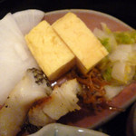 魚屋スタンドふじ - 玉子焼き、焼魚（たら）漬物