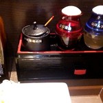銀座ぎゅう道 - 調味料のソース、塩、醤油、塩ポン酢