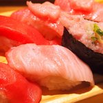 Itamae Sushi Hanare - 板前得まぐろにぎりセット 1000円 の赤身5貫、中とろ2貫、カマとろ1貫、ねぎとろ軍艦1貫、ねぎとろ細巻き