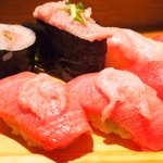 Itamae Sushi Hanare - 板前得まぐろにぎりセット 1000円 の赤身5貫、中とろ2貫、カマとろ1貫、ねぎとろ軍艦1貫、ねぎとろ細巻き