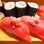 Itamae Sushi Hanare - 板前得まぐろにぎりセット 1000円 の赤身5貫、中とろ2貫、カマとろ1貫、ねぎとろ軍艦1貫、ねぎとろ細巻き