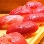 Itamae Sushi Hanare - 板前得まぐろにぎりセット 1000円 の赤身5貫、中とろ2貫、カマとろ1貫、ねぎとろ軍艦1貫、ねぎとろ細巻き