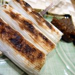 ちゃ味鶏 - 焼き鳥以外の料理も食べたくなって注文しました。 白葱（特製味噌）です。 葱が３本焼かれています。 そして、特製味噌が付いてきています。 これも焼き加減が抜群ですね。 いい焼き色をしています。