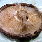 ちゃ味鶏 - 椎茸（塩）です。 口が椎茸を欲していました。 肉厚の椎茸はお肉を食べているような食感です。 味は上品な極上椎茸の味なんですけどね。 これも美味しかったですよ。 焼きと塩、そして、抜群の腕がある