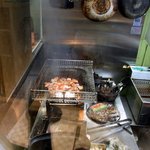 ちゃ味鶏 - あれれ、店主さんお勧めの、地鶏もも炭火焼きは？ って、思っている人もいるでしょ。 では、作り方を見てみましょうか。 （店主さんの承諾済みです。）  まずは、もも肉を熱々の網の上に投入します。