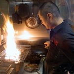 ちゃ味鶏 - ピークは過ぎたようですね。 出来上がりは、もう直ぐって感じです。 よっしゃ～、今回も上手に出来たぞ～って感じが出ていますね。 腰にあてた手に余裕が感じられます。