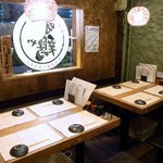 ちゃ味鶏 - こんな感じで４人掛けのテーブル席が２つあります。 ８名までなら、ここで宴会が出来そうですね。 ちゃ味鶏コースは最大８名で楽しめそうですね。