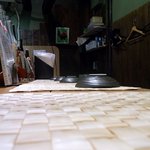 ちゃ味鶏 - 今回は入口近くのカウンター席に座りました。 その場所から奥を撮っています。 カウンターの上にはシンプルなマットが敷かれています。 そして、お客さんを待つように小皿と箸がセットされています。 こういう風