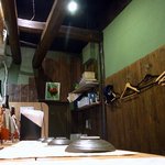 ちゃ味鶏 - 少し、上に振ってみました。 壁を見て下さいね。 緑色しているでしょ。