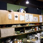 ちゃ味鶏 - カウンターから見た厨房です。 ここにも色々と料理の貼り紙がありますね。 ここで、目に付いたのは、チキン南蛮６００円です。 この料理は絶対に美味しいと思います。 何故って、井上さんと私を結びつけた、幻の