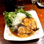 地酒喝采 かも蔵 - ブリ酒盗照焼（￥998）。酒盗ダレがたっぷり絡んで、添えられた玉ねぎまで旨い！