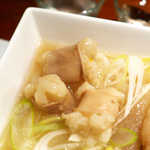 地酒喝采 かも蔵 - マルチョウはとろりと柔らかく上質な脂。ちょっと塩強めの味付けも、日本酒にぴったり合う