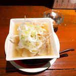 地酒喝采 かも蔵 - モツ煮（小￥658）。コンソメスープのような透明の汁、これはまさに和風ポトフ！