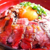球磨川 - 牛レアステーキ丼 1200円 のスモーク風味