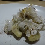 TTOAHISU - ◆太刀魚のお料理。 セモリナ粉を使用して軽くフリットされた「太刀魚」に、以前も頂いた「カリフラワー」を薄切りにして盛り美しいこと。