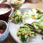 カフェ こくう - ジューシー（炊き込みご飯)、お味噌汁、小鉢が付きます