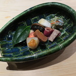 くろぎ - 八寸：聖護院かぶの鱸と大葉巻き、鰊の昆布巻き、唐墨、黒豆、鴨の燻製、鴨の脂のペースト、サヨリのなます、蕪、京人参1