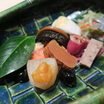 くろぎ - 八寸：聖護院かぶの鱸と大葉巻き、鰊の昆布巻き、唐墨、黒豆、鴨の燻製、鴨の脂のペースト、サヨリのなます、蕪、京人参2