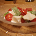 糸満漁民食堂 - じーまみ豆腐とプチトマトのカプレーゼ風 680円
                                じーまみ豆腐が、今まで食べた中でも絶品！