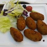 MADEIRA PORTUGUESE RESTAURANT - 「バカリャウのコロッケ」（塩漬けのタラのコロッケ）。