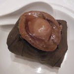 Shang Palace - あわびと鴨肉入りチャーハンの蓮の葉包。