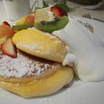 幸せのパンケーキ - 季節のフレッシュフルーツパンケーキ