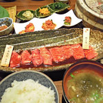 炭火焼肉　韓山 - 焼肉ランチ、キムチ３種、大振りサンチュ