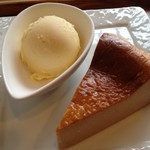 ビーンズ喜多見 - チーズケーキにはもれなく、アイスクリームか生クリームが付いてます！