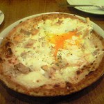 スプーン - 半熟卵のピザ