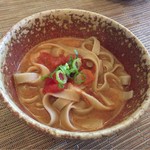 61911376 - 【そば三昧】（1500円税込）の平打ちのチーズとトマトのお蕎麦。