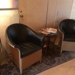 Shin Harada - エレベータ前にゆったりと座れる空間があります。