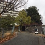 カッパヤキッチン - 看板通り進むと目前に木製階段