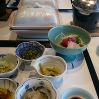 伝承千年の宿 佐勘 - 小鉢五点盛り。奥がちゃんちゃん焼き。右上が鱈きく鍋。