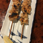 135酒場 - 鶏もも串(2本) 200円